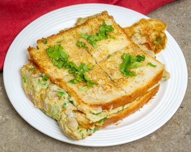 Bread omelette